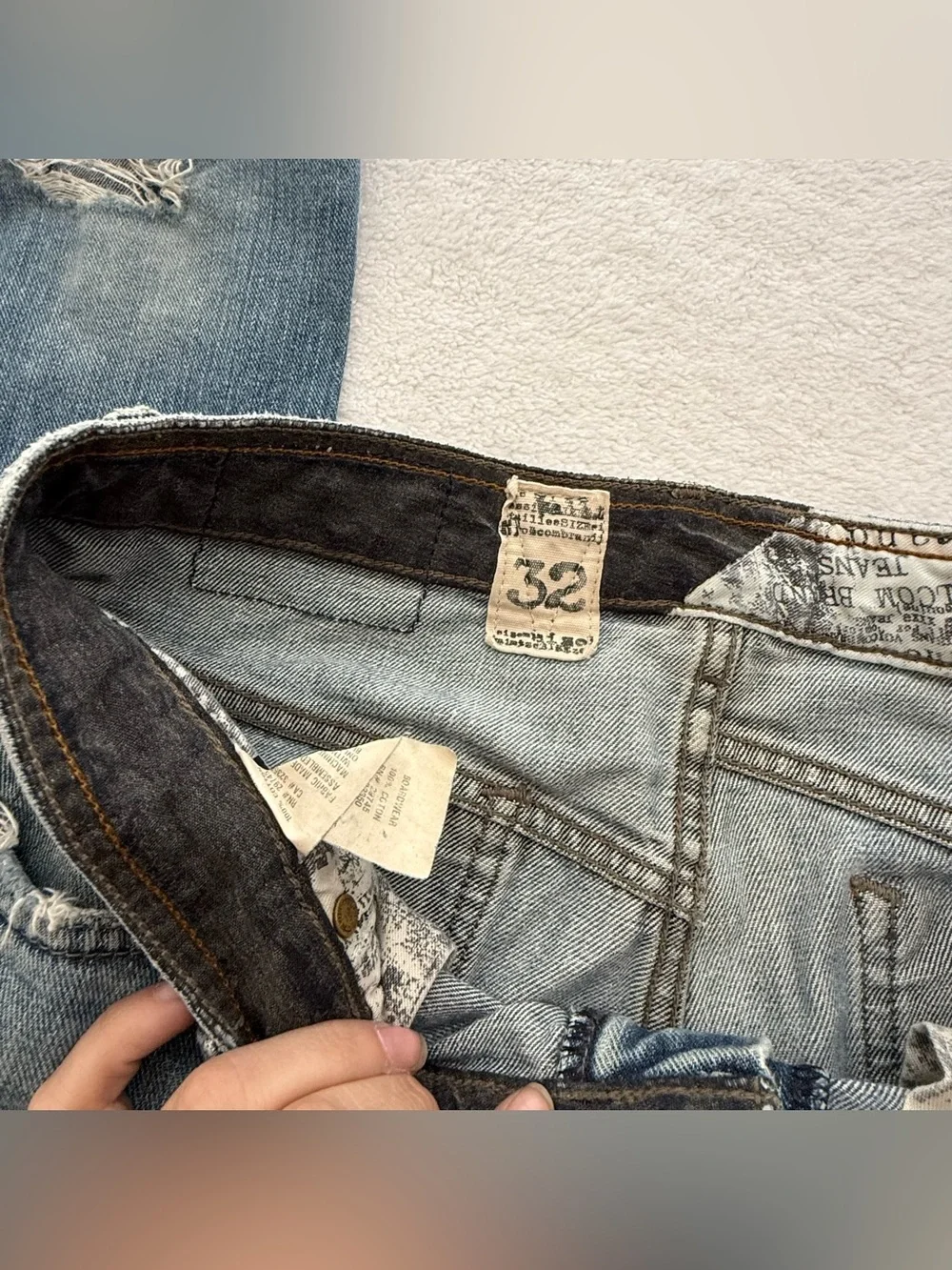 Volcom Stone Light Wash Distressed Jeans size 32 x 32 Worn In Lived In